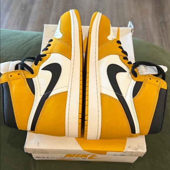 Nike Air Jordan 1 Men’s Size 10.5 Retro High OG Yellow DZ5486-701 Sneakers🖤💛 - Picture 4 of 6